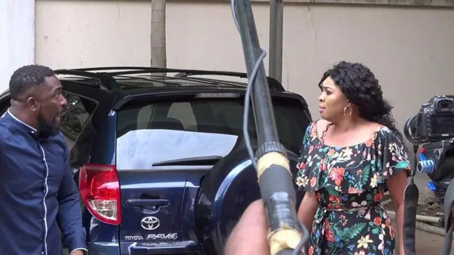 Emeka Amakeze bụ onye na-eme ihe nkiri Igbo na-ekwusi ike na ihe ga-anwe karịa etu ọ dị ugbua