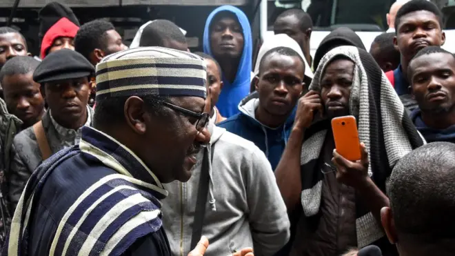 Sammy Davis Nigeria ambassador to Russia dey tok to Nigerians wey dey stranded