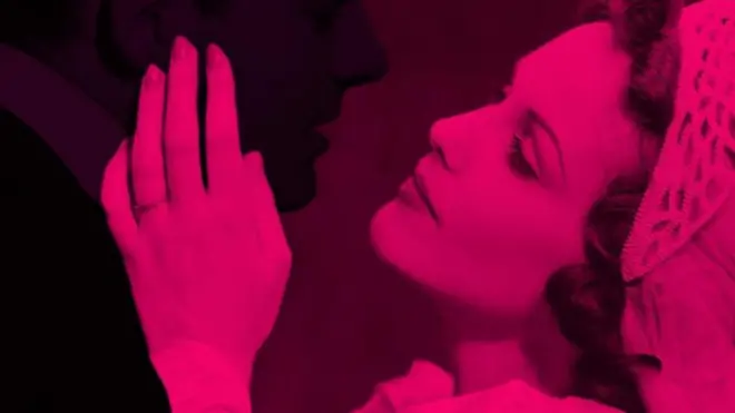 اختبر نفسك: هل تؤمن بالحب من أول نظرة أم بمرور الزمن؟