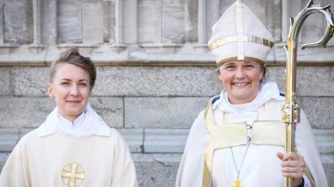 Hedvig Astrom junto a la obispa Karin Johannesson