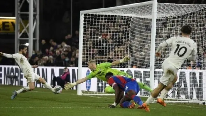 أهدر بيرناردو سيلفا واحدة من أفضل فرص مانشستر سيتي من مسافة قريبة أمام المرمى