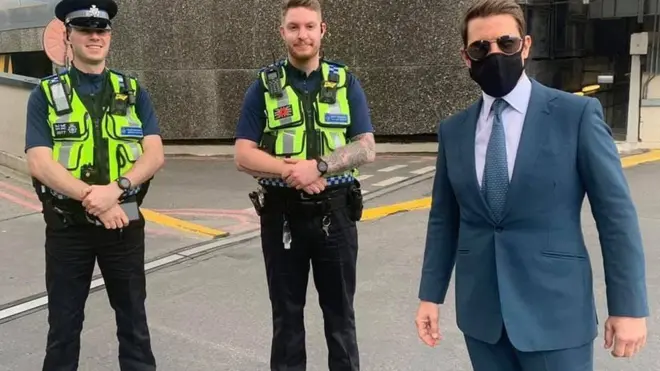 Laba askari oo sawir la galay Tom Cruise