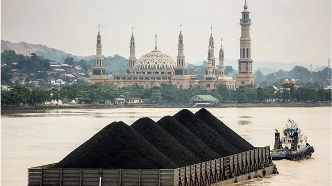Kapal tongkang batu bara di Samarinda, Kalimantan Timur.