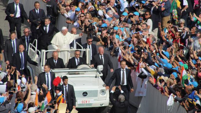 Francisco e o papamóvel: carro papal ficou famoso com João Paulo II