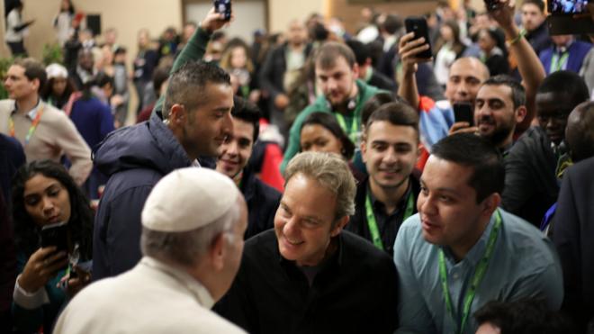 Papa conversa com jovens