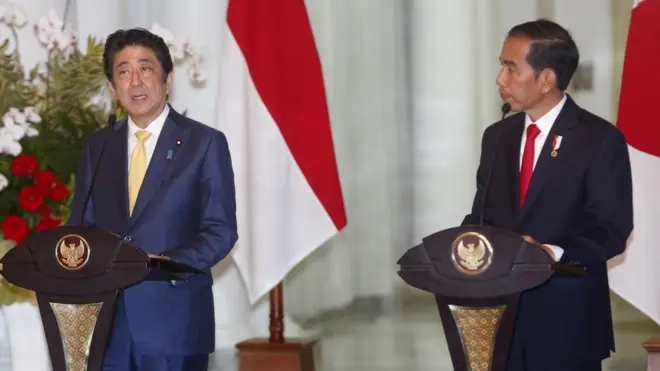 日本首相安倍晋三和印尼总统佐科举行联合新闻发布会