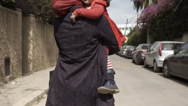 "عائلتي تعتبرني ميتة لأنني أم عزباء"