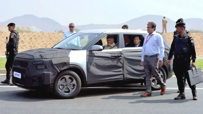 హిందూపురం సమీపంలోని కియా ప్లాంటులో జనవరి 29న జరిగిన ఓ కార్యక్రమంలో ఒక ఎలక్ట్రిక్ కారు టెస్ట్ డ్రైవ్‌లో పాల్గొన్న ముఖ్యమంత్రి చంద్రబాబునాయుడు, కియా మోటార్స్ కార్పొరేషన్ ప్రెసిడెంట్, సీఈవో హన్ వూ పార్క్