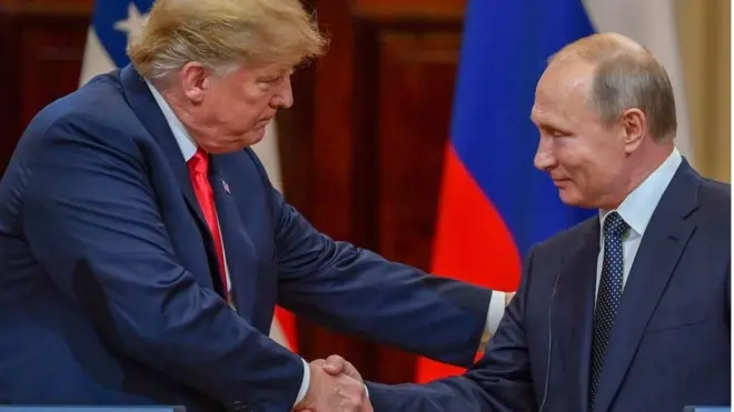 Cái bắt tay "bình thường" giữa Trump và Putin ở Helsinki hôm 17/7