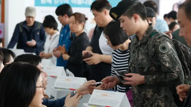 2017년 5월 한국 서울의 한 투표소에서 시민들이 투표 차례를 기다리고 있다