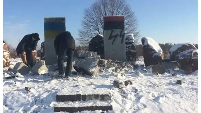 Розбиті плити меморіалу розписали