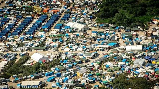 Calais: "Orman" mülteci kampı