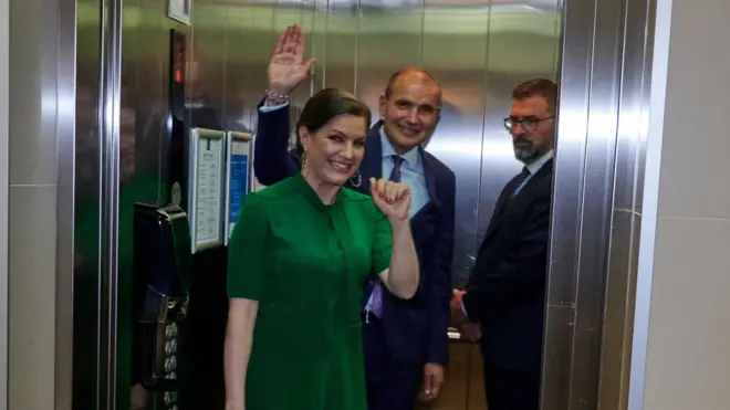 Gudni Johaneson (maše u pozadini) proslavio je svoju ubedljivu izbornu pobedu sa suprugom