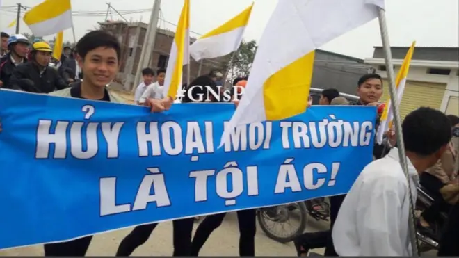 Một năm sau vụ thảm họa môi trường, nhiều người dân ở duyên hải miền Trung Việt Nam và trên cả nước vẫn có các cuộc biểu tình, phản đối lớn nhỏ trước việc môi trường biển và môi trường sinh sống bị gây ô nhiễm và ảnh hưởng nghiêm trọng.