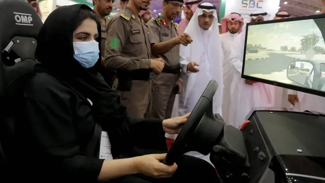 Seorang perempuan Arab Saudi duduk di belakang simulator kemudi dalam acara pameran mobil khusus untuk perempuan di Riyadh pada tanggal 13 Mei lalu.