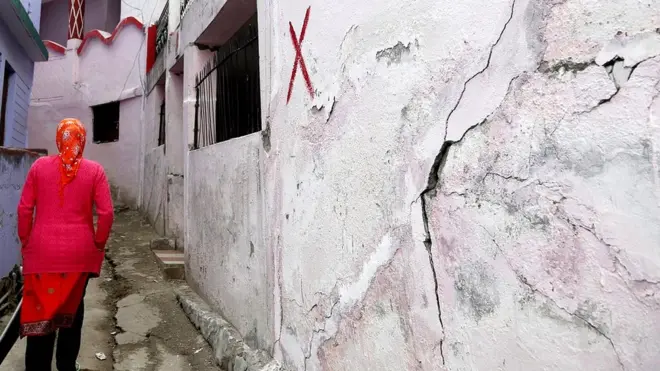घरों में दरार
