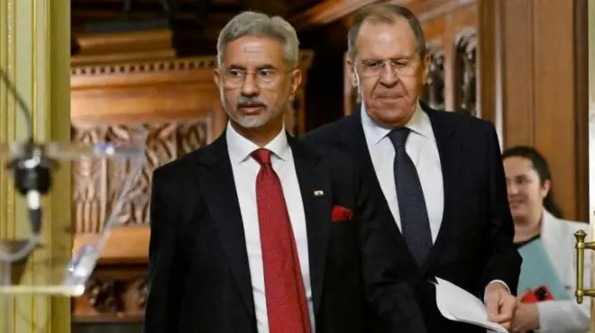 भारताचे परराष्ट्र मंत्री एस जयशंकर यांच्याबरोबर रशियाचे परराष्ट्र मंत्री सेर्गेई लावरोव