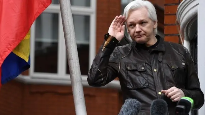 Асанж током једне од конференција на балкону еквадорске амбасаде у Лондону