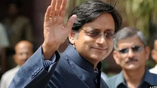 शशि थरूर, अंग्रेजी, सोशल मीडिया