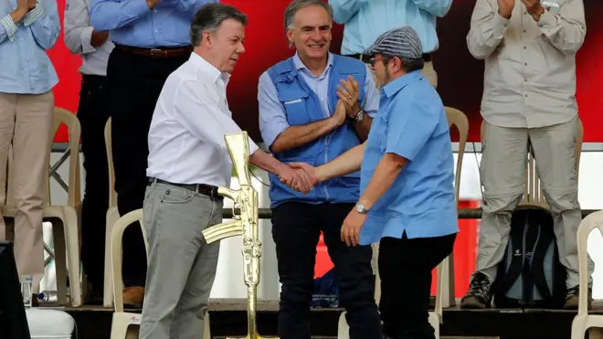 Kolombiya Cumhurbaşkanı Juan Manuel Santos ve FARC lideri Rodrigo Londoño Echeverri, Mesetas'taki törende 52 yıllık savaşa son noktayı koydu.