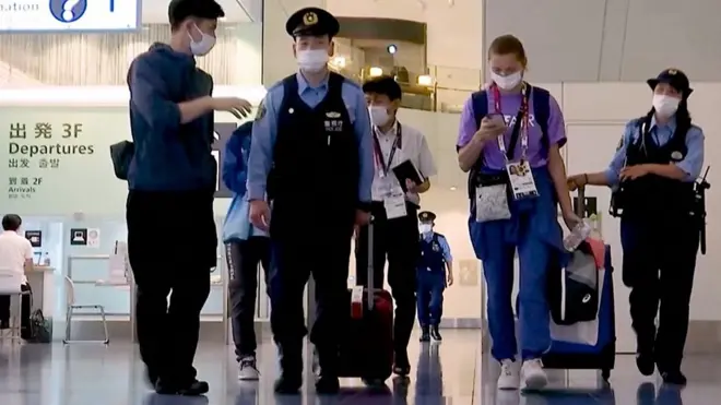 Молодая девушка в аэропорту