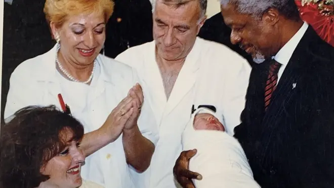 Fatima Mević (levo) gleda kako šef UN-a Kofi Anan drži njenog prvenca Adnana 12. oktobra 1999.