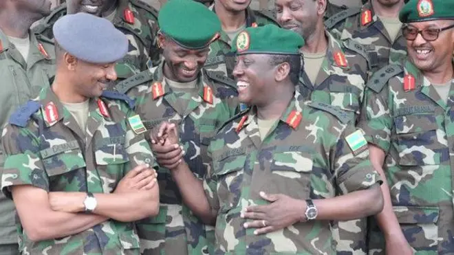 Lt Gen Karenzi Karake (hagati) hamwe n'abandi basirikare bakuru barimo guseka ubwo bari bahuye mu mwiherero w'abakuru b'ingabo mu 2014