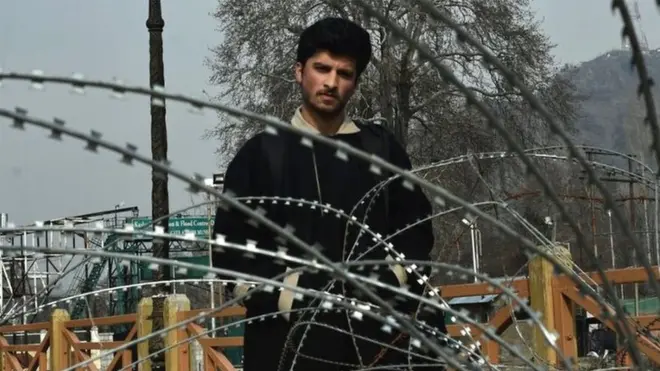 سید احمد رفیع ایک ایسی جگہ پر کھڑے ہیں جہاں موجود پل سے عوامی نقل و حرکت ممنوع ہے اور وہاں خار دار تاریں لگی ہوئی ہیں