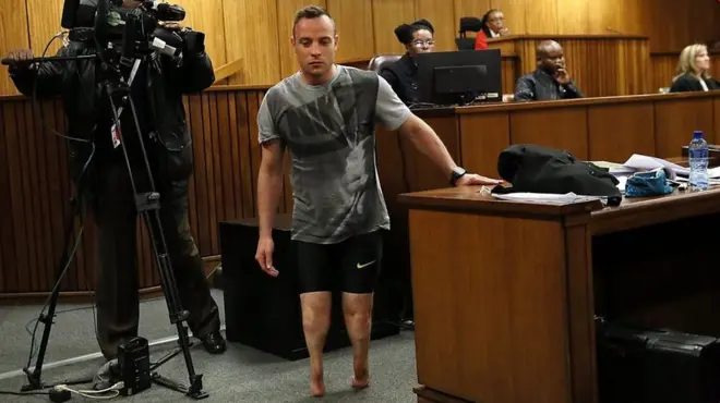 El excampeón paralímpico sudafricano Oscar Pistorius se sacó sus prótesis y caminó por la sala del tribunal que decide los años de condena que le dará por el asesinato de su novia.