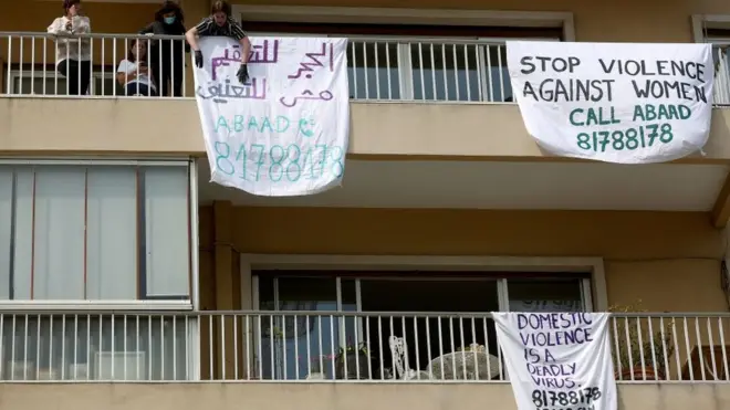 ጥቃት ለሚደርስባቸው ሴቶች እርዳታን የሚሰጡ ስልኮች ማስታወቂያ