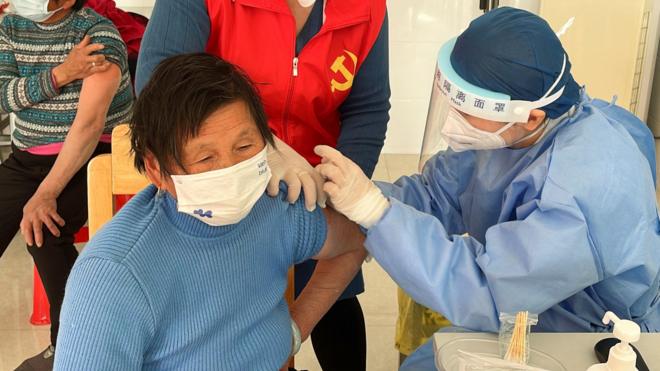 上海市金山區廊下鎮中民村一位老婦接種新冠病毒疫苗（21/12/2022）