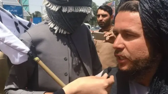 کابل ښار کې یو طالب د بي بي سي خبریالې سره مرکه کوي.