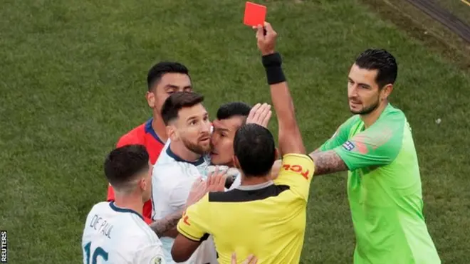Messi iyo Argentina ayaa waxa ay si joogta ah u dhaleeceeyeen habka garsoorka ee Copa America iyo sida loo adeegsado hannaanka VAR