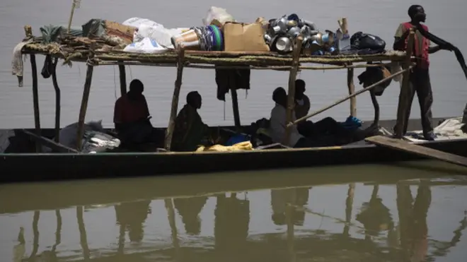 Dis kain passenger boat na im dem dey use on top River Niger