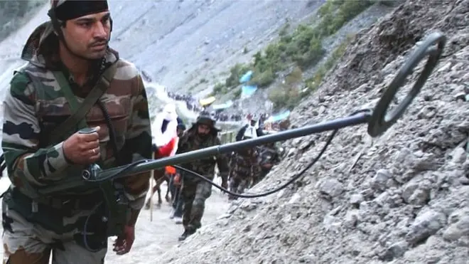 అమర్‌నాథ్ యాత్ర మార్గంలో సైనికుల సోదాలు