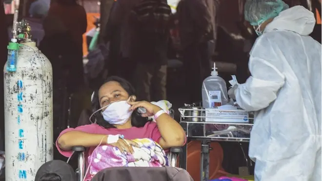 Seorang pasien menjalani perawatan di tenda darurat yang dijadikan ruang IGD (Instalasi Gawat Darurat) di RSUD Bekasi, Jawa Barat, Jumat (25/6/2021).