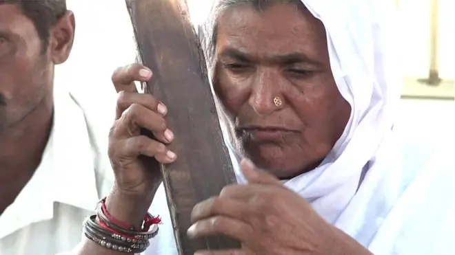 પાકિસ્તાનના રેતીલા વિસ્તારમાં ઘણી મહિલાઓ ભક્તિસંગીતમાં ભાગ લે છે