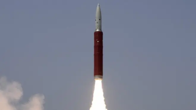 انڈیا کی خلائی ایجنسیوں اسرو اور ڈی آر ڈی او نے مشن شکتی یہ تصویر جاری کی ہے جس میں ایک میزائل سے 300 کلومیٹر کے فاصلے پر ایک سیٹلائٹ کو نشانہ بنایا گيا