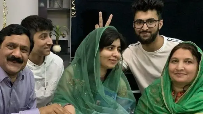 اپنی گریجویشن کی کامیابی انہوں نے اپنے گھر والوں کے ساتھ منائی