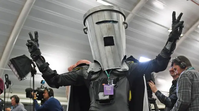 В мэры Лондона по традиции баллотируется кандидат от Партии Чудовищного Несущего Бред Придурка - граф Урноликий (в миру - комик Джон Харви)