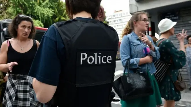 Policajac priča sa roditeljima na mestu pucnjave