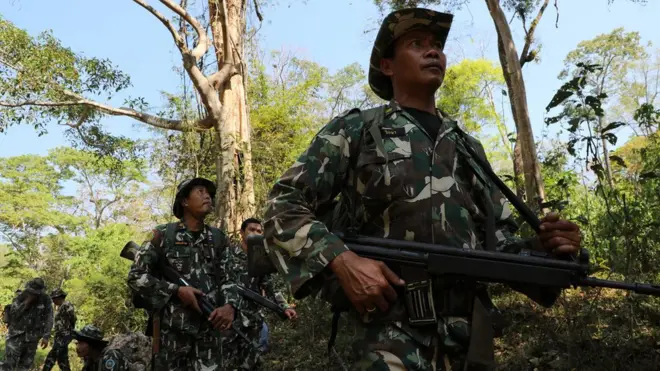 เจ้าหน้าที่ถือปืน