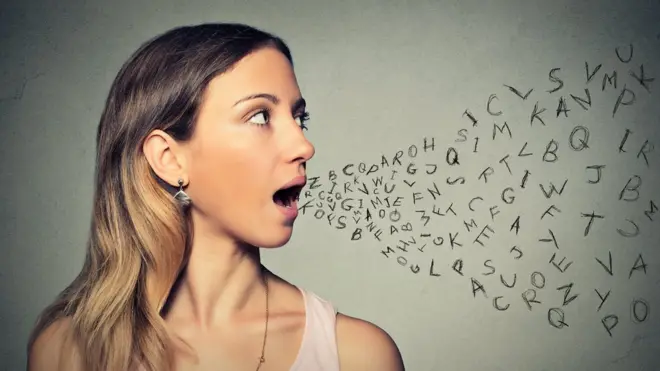 Los pacientes con depresión a menudo muestran menos variabilidad del habla, monotonía en el tono y volumen, usan menos palabras y las articulan menos.