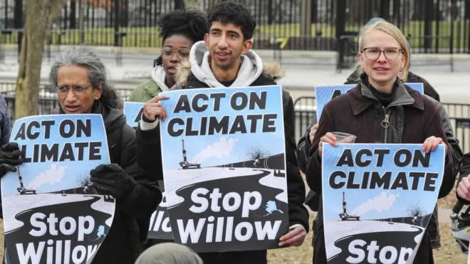 Activistas protestan contra el Proyecto Willow y alertan contra el impacto climático.