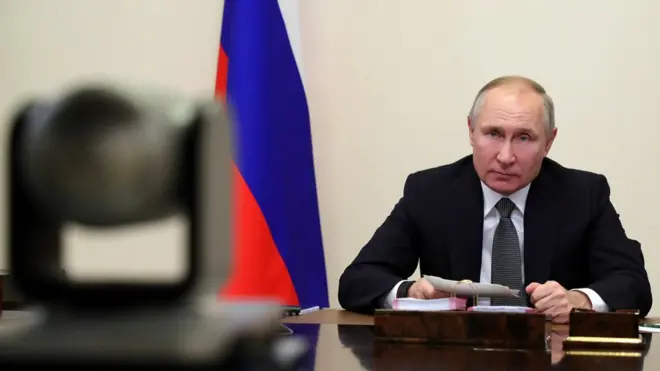Путин во время видеоконференции