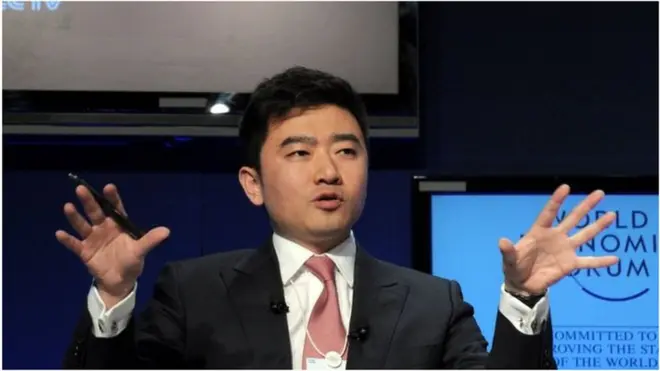 芮成鋼曾是中央電視台明星主持人之一，風格咄咄逼人。