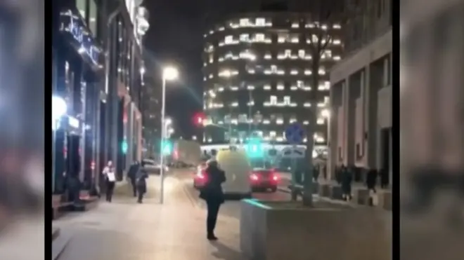 لحظة وقوع إطلاق نار أمام مقر المخابرات الروسية