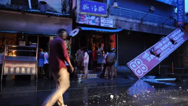 دارالحکومت چینئی میں ساحل کے کنارے بہت سے گھروں کی چھتیں اڑ گئی ہیں