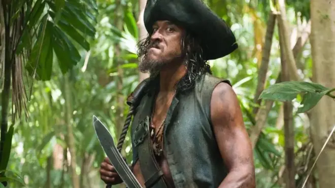 Tomajo Peri u sceni u filmu Pirati sa Kariba