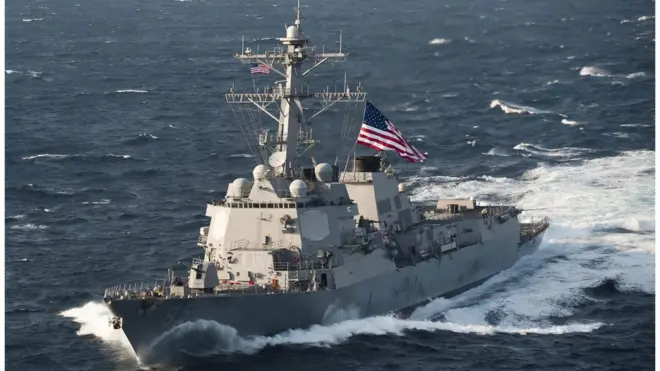 美国海军"麦坎贝尔号"驶入南海西沙群岛12海里。（资料图片）